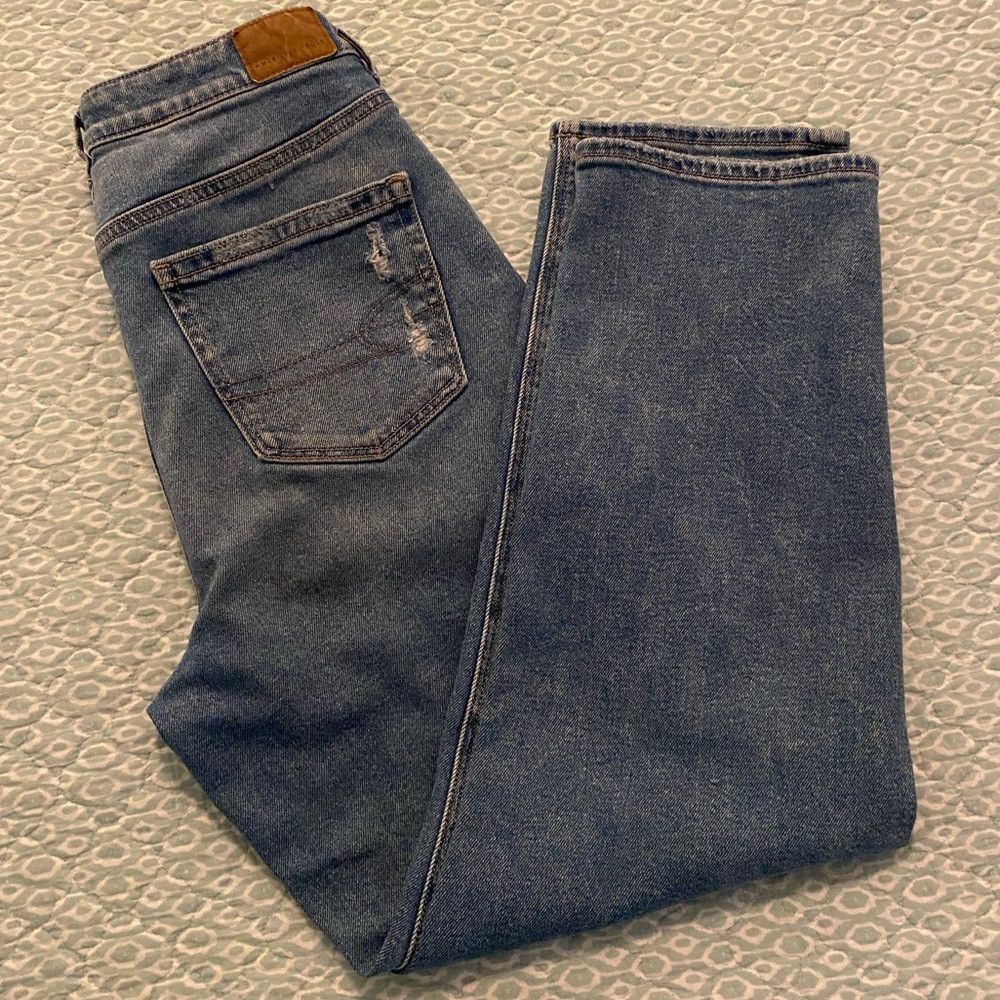 AMERICAN EAGLE Mom Straight Jean Ripped, Faded, Distressed. Great Jean!🌼